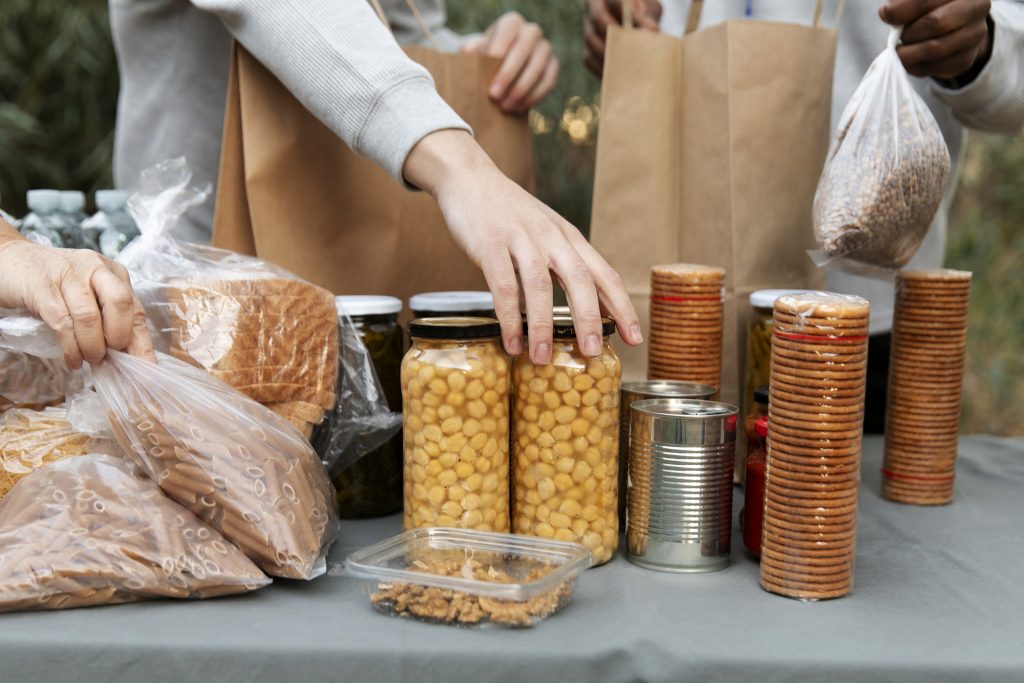Envases técnicos de alimentos que regulan humedad y oxígeno, previenen la contaminación y prolongan la vida útil de productos básicos de la canasta familiar.